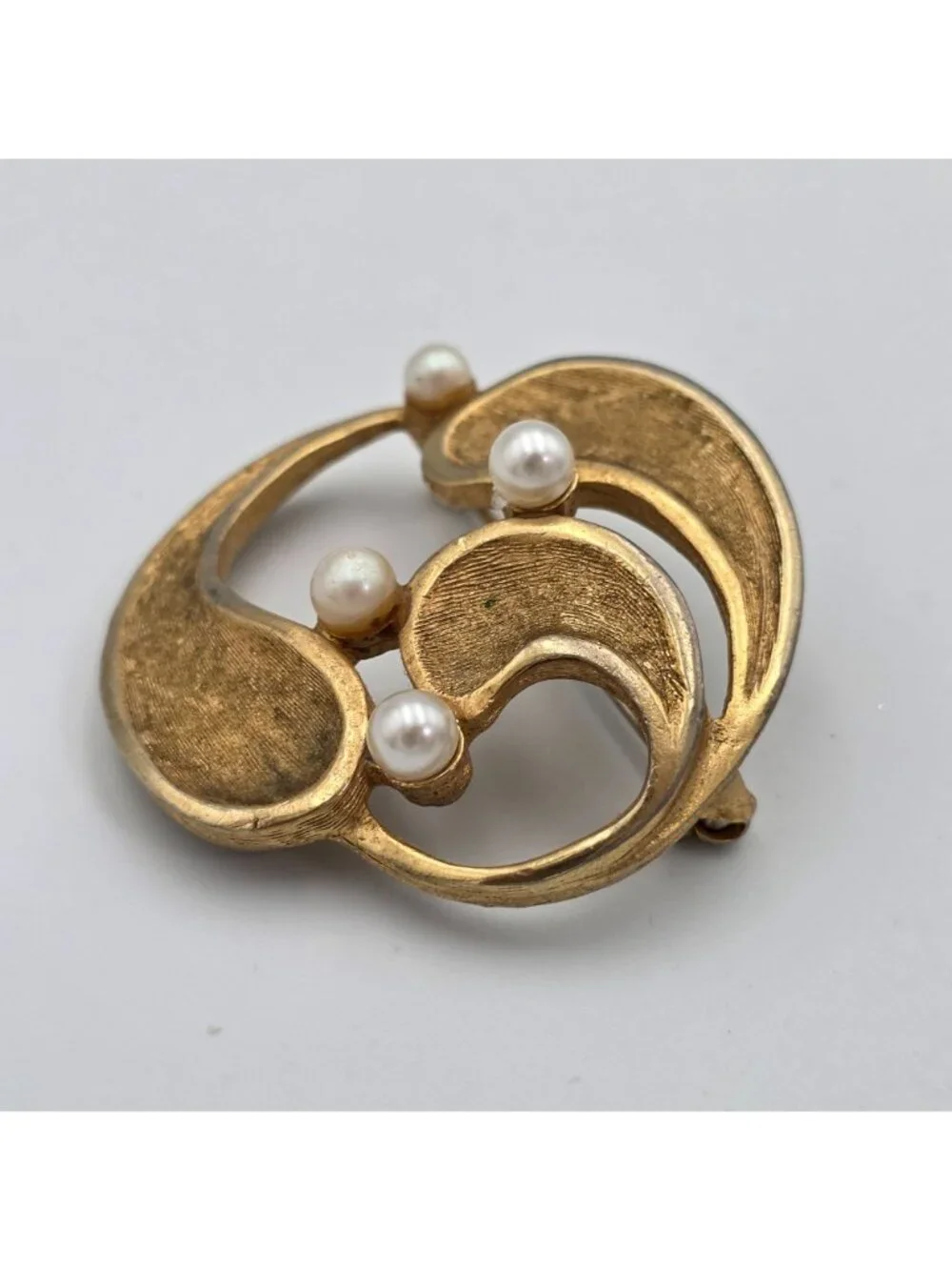 Vintage Gold Tone Brooch Pin With Faux Pearls Circular Design 1-3/4